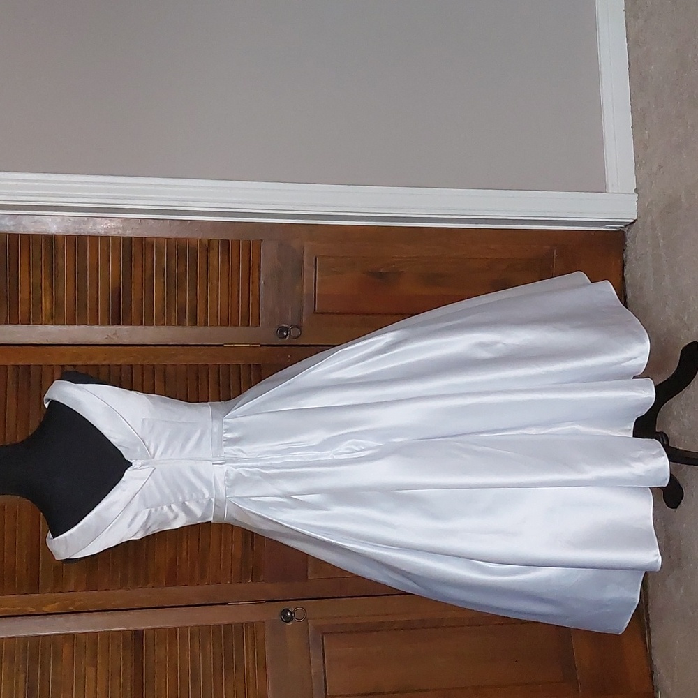 White 1950s Style Satin A-Line Tea Length Wedding Dress and Bow Veil Sz 6 - Picture 5 of 17